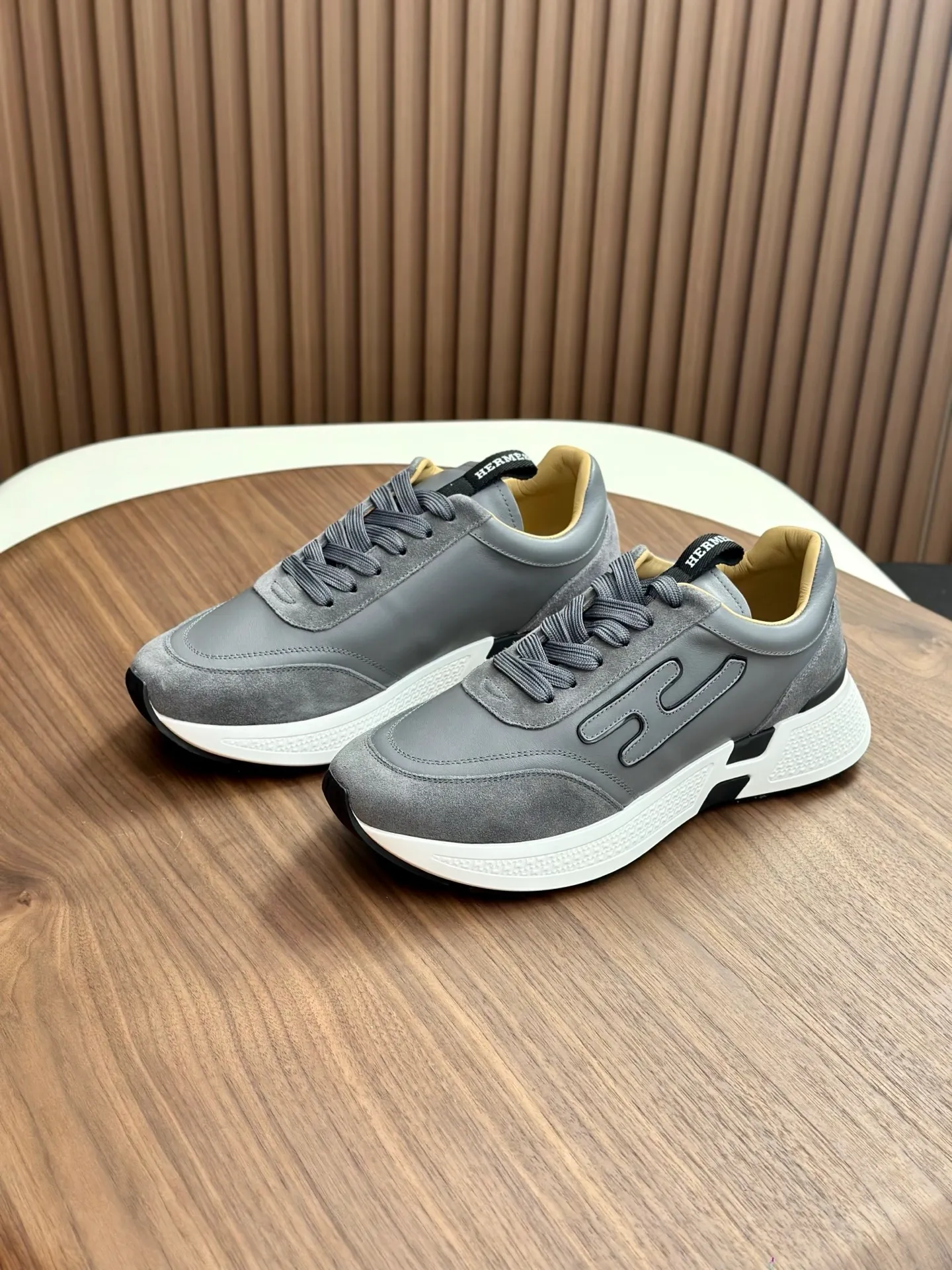 [HERMES] Hermès men's shoes 💰840💰 - High-end quality original order - Upper: 🔝 tumbled calfskin, brand canvas cloth, shoe body sewn with ´H´ pattern - Lining: water-dyed cowhide - Outsole: ultra-light T men's shoes 💰U foam rubber; two-color molded outsole - Ultra-high quality control, fine workmanship: highlighted (high-end, luxury, grade) -Size :39-44 (38, 45, can be customized)